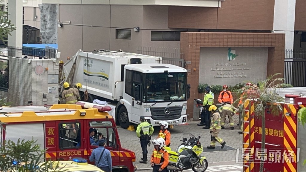 當時垃圾車沿富欣道倒車駛入漢華中學收垃圾期間，撞倒途經的老婦。楊偉亨攝