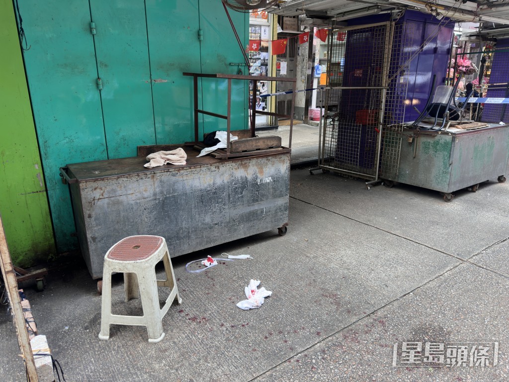 排檔附近留下血跡。梁國峰攝 排檔附近留下血跡。梁國峰攝