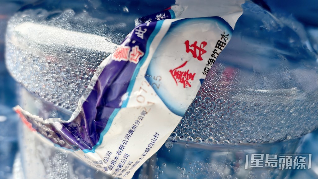 前物流署署長陳嘉信因政府飲用水風波，被指作為部門首長應承擔責任，政府決定撤回其銀紫荊星章。