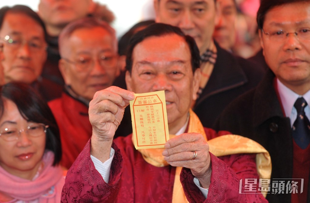 劉皇發2010年為港求籤。資料圖片