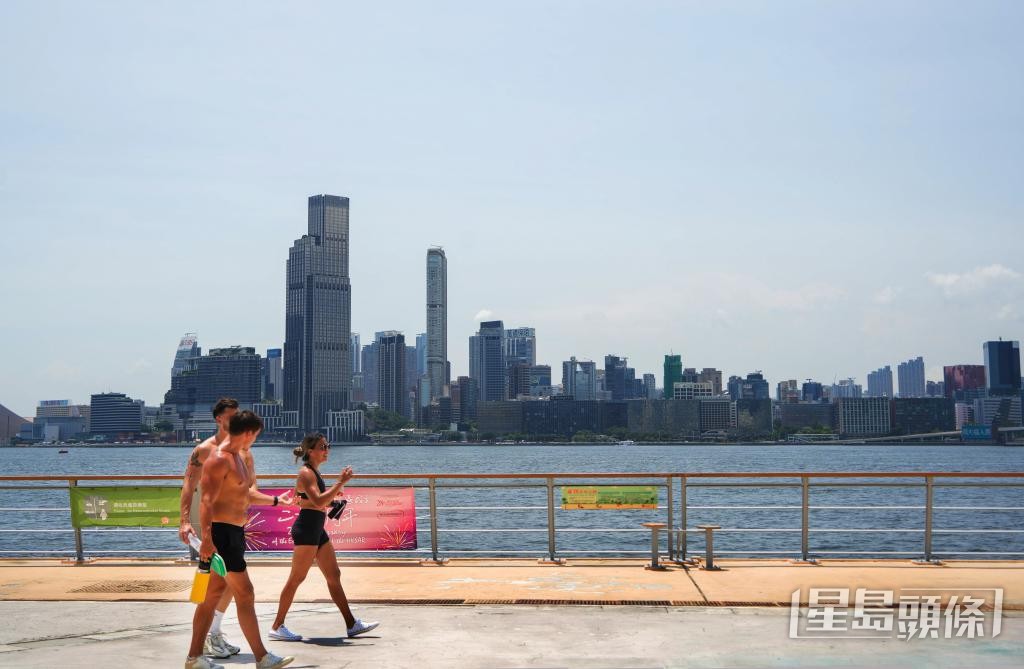 天文台去年共有53天發出「酷熱天氣警告」,為有記錄以來第三多。 天文台去年共有53天發出「酷熱天氣警告」,為有記錄以來第三多。