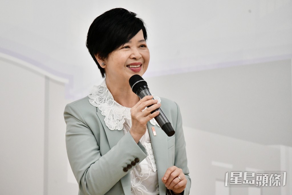 她提到，连同九龙湾彩石里项目在内，目前已有超过9,600个简约公屋单位落成并陆续入伙。