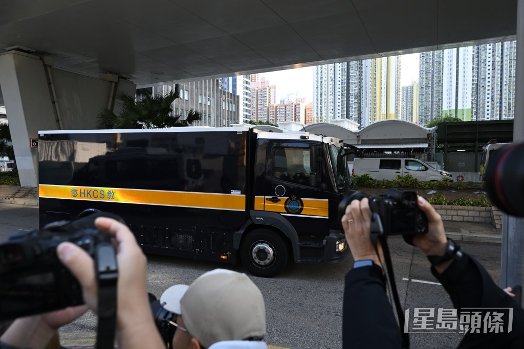 黎智英囚車駛入。劉駿軒攝