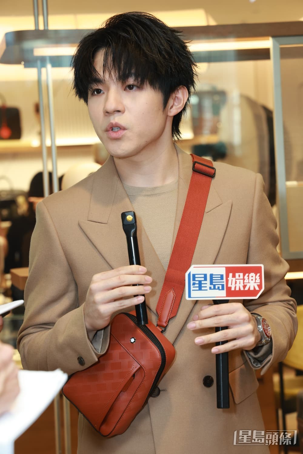 Ian是個熱愛收藏鋼筆之人。 Ian是個熱愛收藏鋼筆之人。