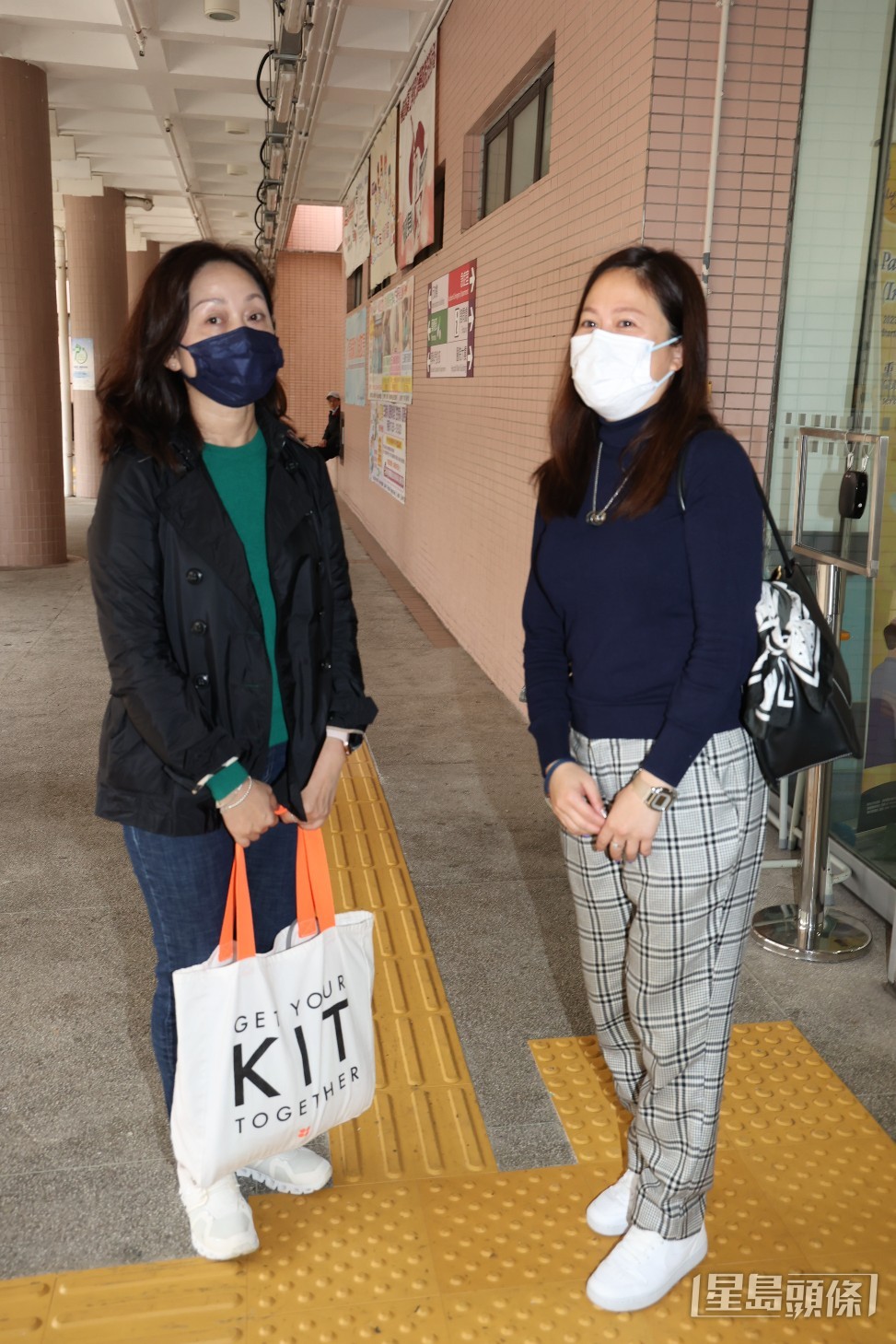 王雁芝（右）在郑启泰妹妹Fiona陪同下抵达医院见医生。