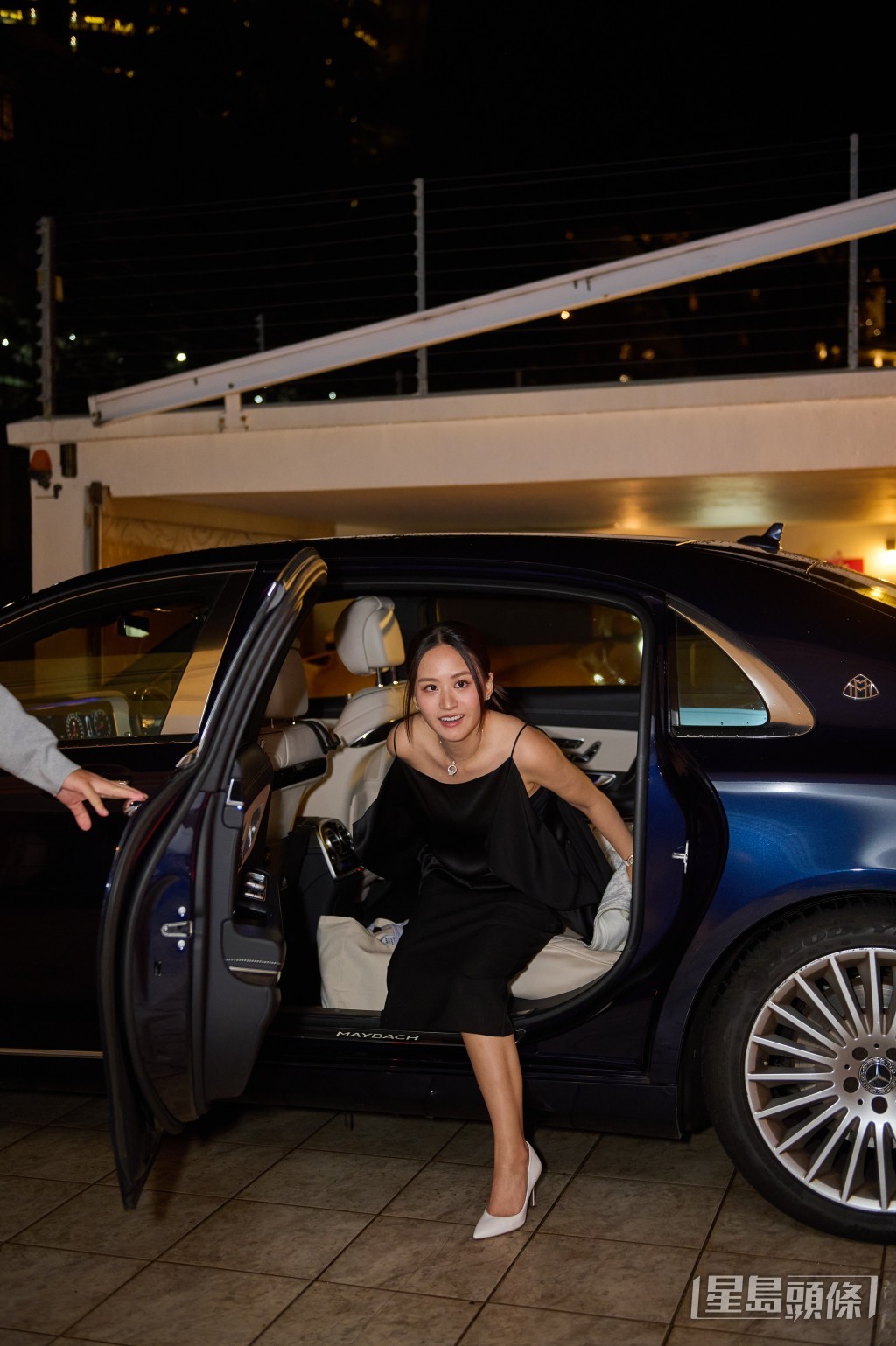 莊雅婷驚喜步入淺水灣鍾家大宅。 莊雅婷驚喜步入淺水灣鍾家大宅。