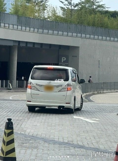 謝賢與網民影完相才再開車。 謝賢與網民影完相才再開車。