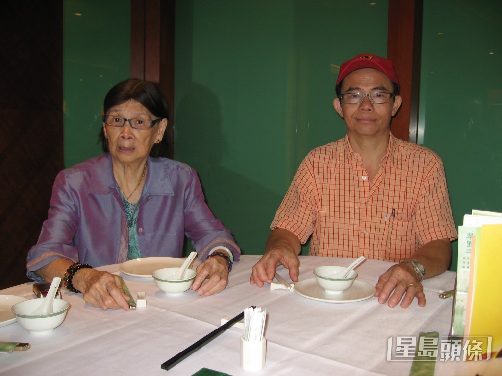 已故樂壇天后梅艷芳母親「梅媽」覃美金早前離世,由於長子梅啟明揚言要花150萬元爭辦梅媽身後事,更開記者會交代安排,頓成全港焦點。 已故樂壇天后梅艷芳母親「梅媽」覃美金早前離世,由於長子梅啟明揚言要花150萬元爭辦梅媽身後事,更開記者會交代安排,頓成全港焦點。