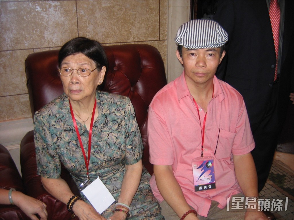 潘小文指梅媽因梅啟明用鎚仔打爆全屋搜刮財物，嚇到入醫院三個月。