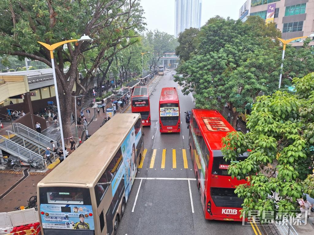 上水站外的公共運輸交匯處共有25條巴士路線。 上水站外的公共運輸交匯處共有25條巴士路線。