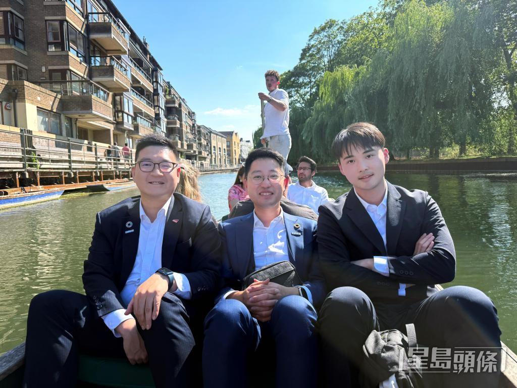 上月朱毅豪與曹之胤教授同遊英國康河，感謝對方的扶持和啟發。 受訪者提供