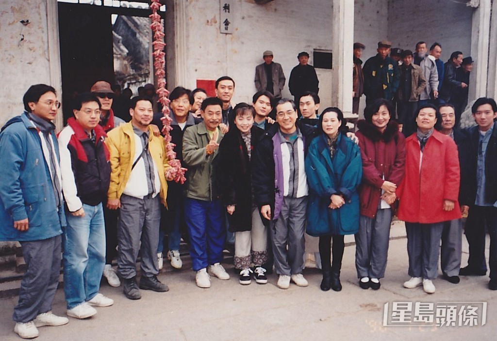在內地拍《再見艷陽天》外景時，因為有太多人企屋頂圍觀搞到塌屋。