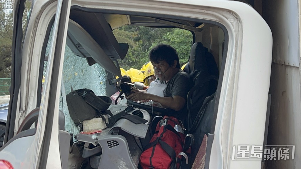 貨車司機頭破血流。 貨車司機頭破血流。