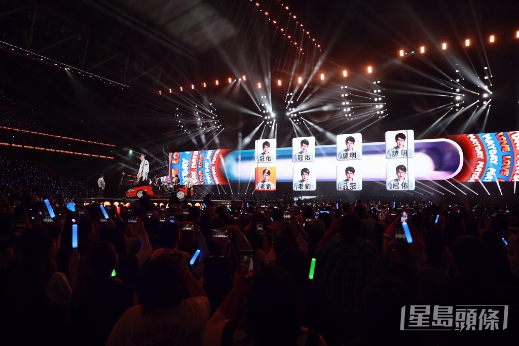 觀眾狂呼。 觀眾狂呼。