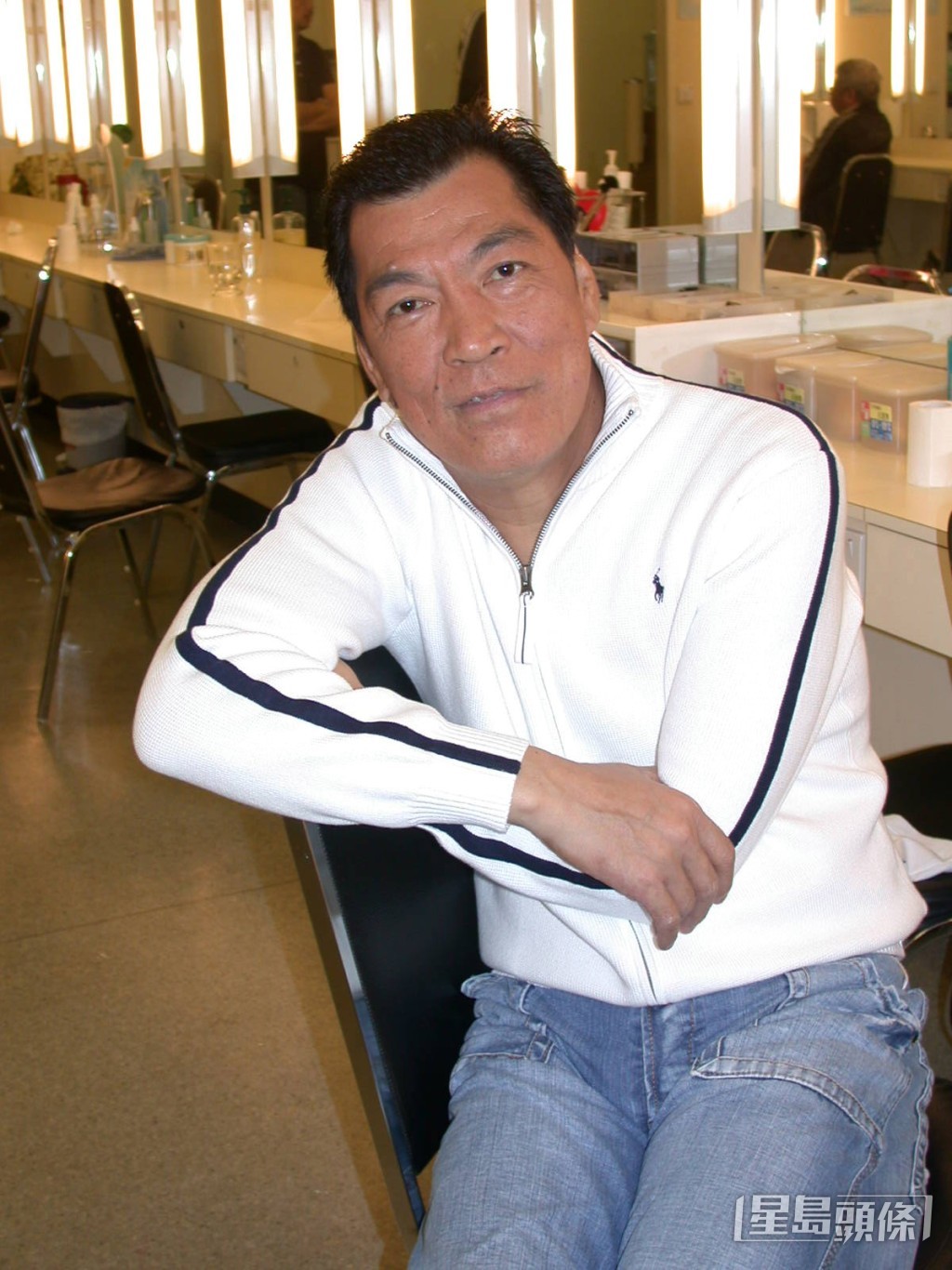 已故艺人成奎安（右二）。资料图片