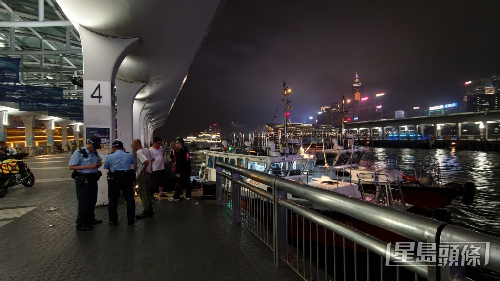 警方在中環10號碼頭調查事件。黃文威攝 警方在中環10號碼頭調查事件。黃文威攝