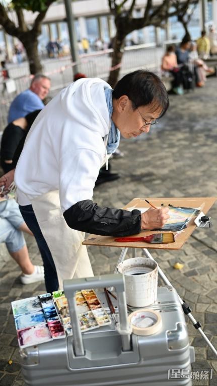 去年支明远于尖沙咀文化中心外作画。 受访者提供