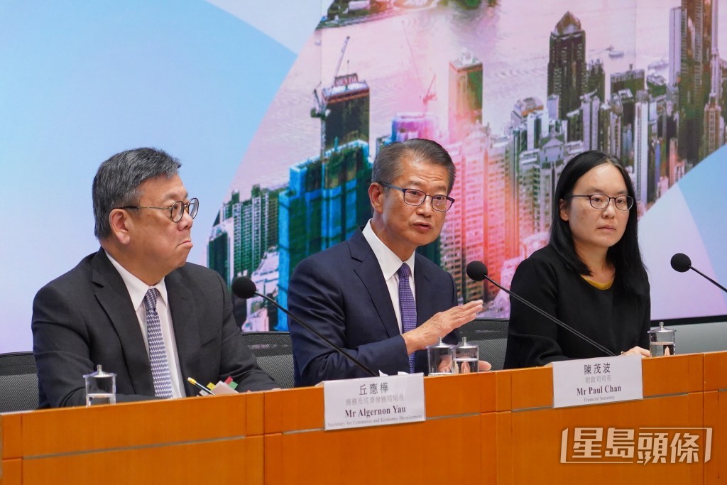 財政司司長陳茂波(中)、商務及經濟發展局局長丘應樺(左)及署理政府經濟顧問林幗瑛(右)。葉偉豪攝 財政司司長陳茂波(中)、商務及經濟發展局局長丘應樺(左)及署理政府經濟顧問林幗瑛(右)。葉偉豪攝