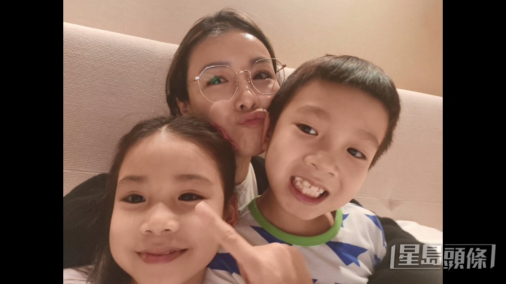 看见妈咪的演出，二仔Nathan及细女Camilla好奇心大爆发！