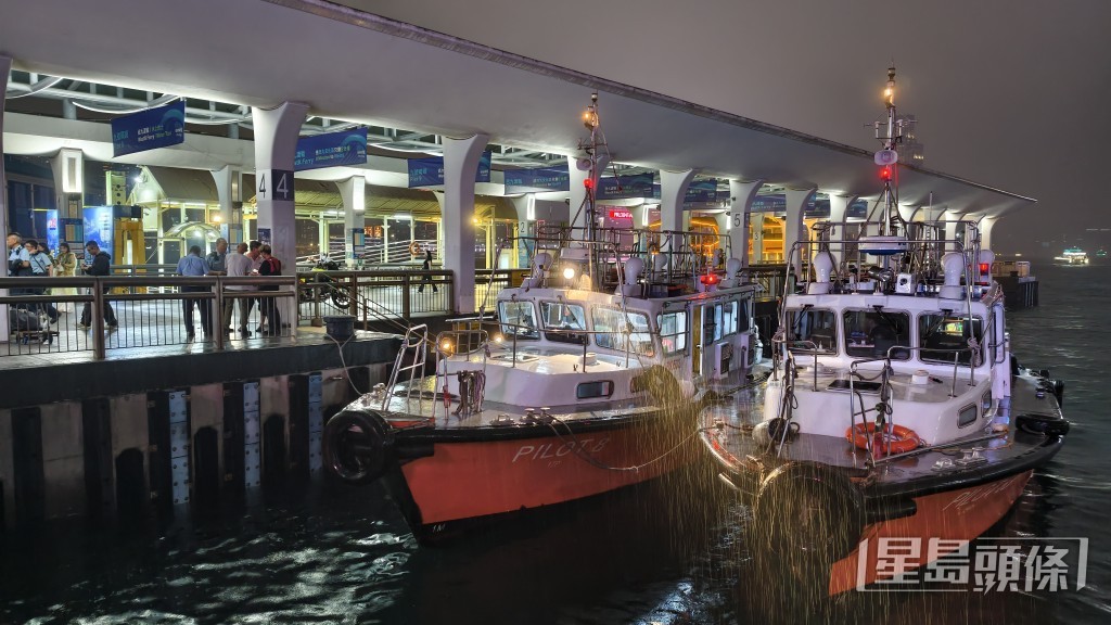 警方在中環10號碼頭調查事件。黃文威攝 警方在中環10號碼頭調查事件。黃文威攝