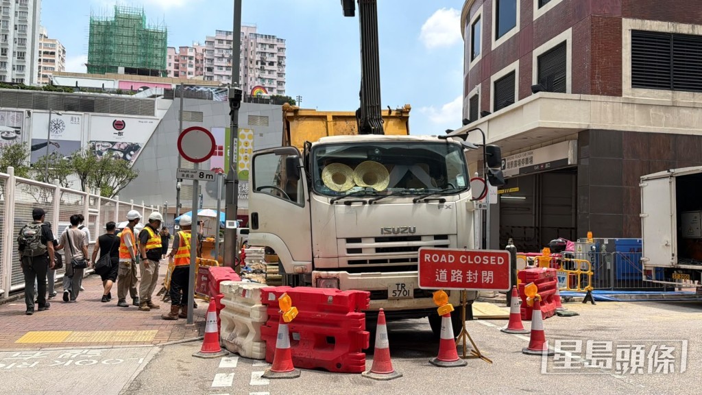 荃灣海貴路的緊急水管維修工程，水務署工程團隊正全力進行搶修。