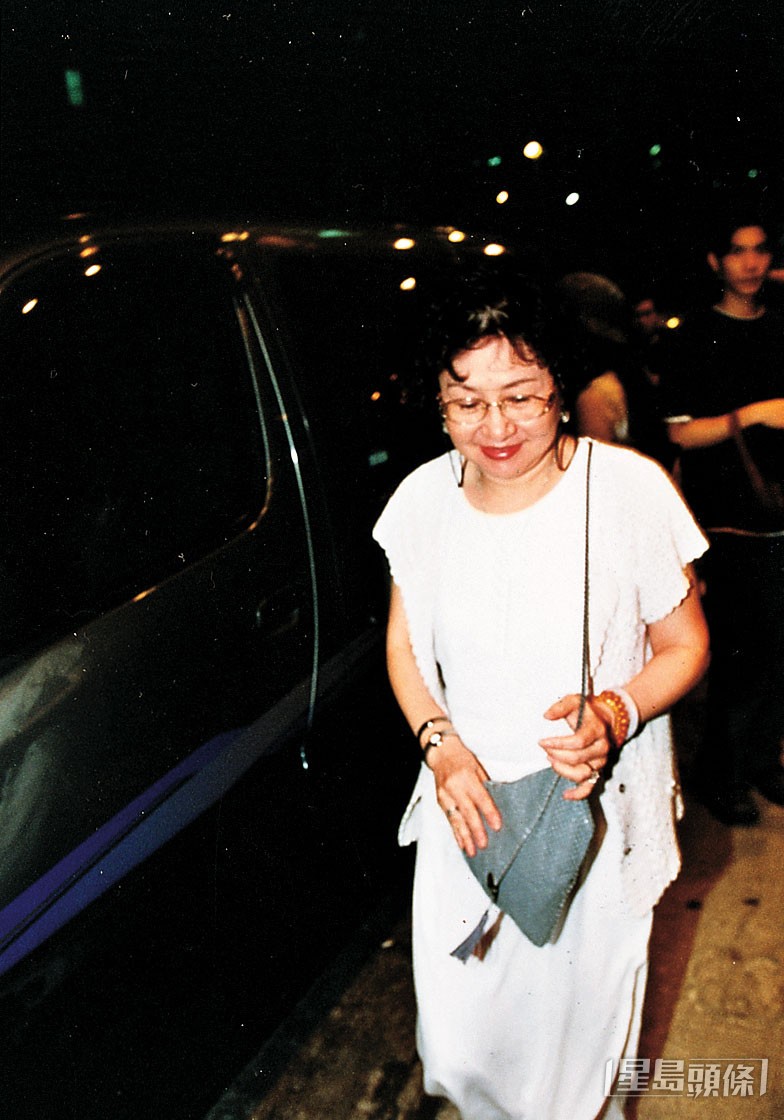 梁朝偉媽媽私下亦多次被拍到與劉嘉玲相聚。