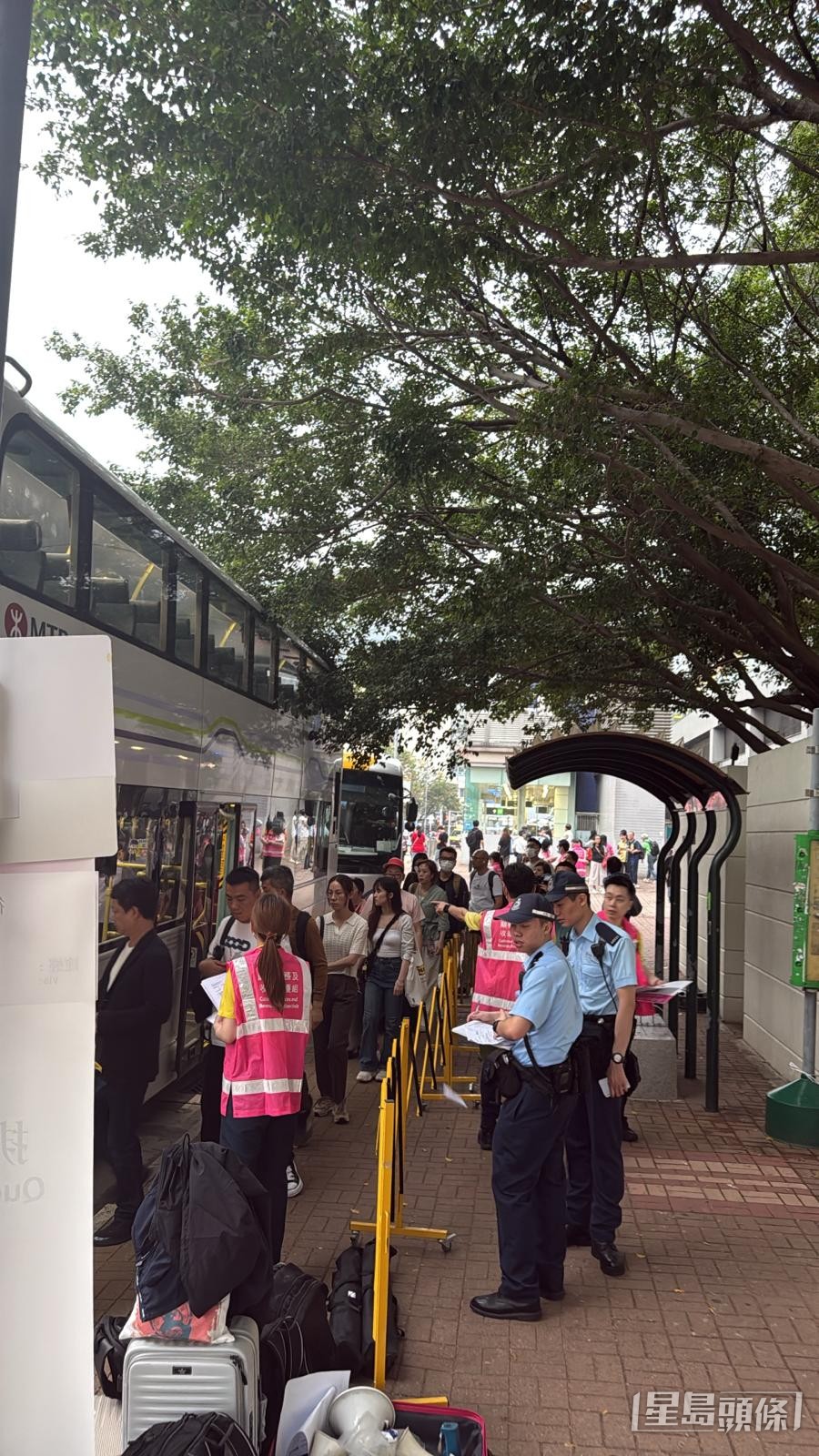 港鐵安排免費接駁巴士來往九龍塘至大圍站,現場有職員指引及協助乘客。 港鐵安排免費接駁巴士來往九龍塘至大圍站,現場有職員指引及協助乘客。