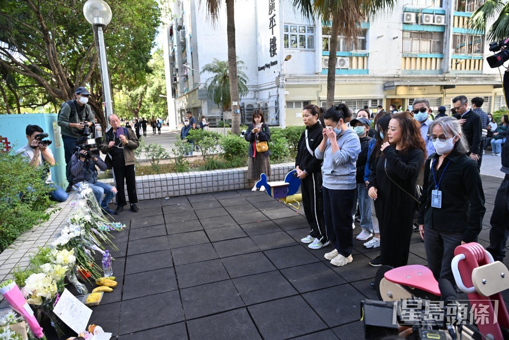 今早有市民在大埔宏福苑廣福社區中心外小公園獻花，鞠躬悼念逝者。蘇正謙攝