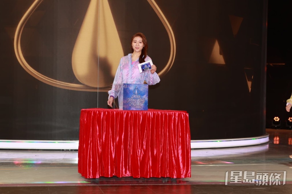12位候選佳麗選出友誼小姐。 12位候選佳麗選出友誼小姐。