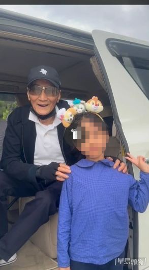 網民把握機會,與謝賢影相拍片。 網民把握機會,與謝賢影相拍片。