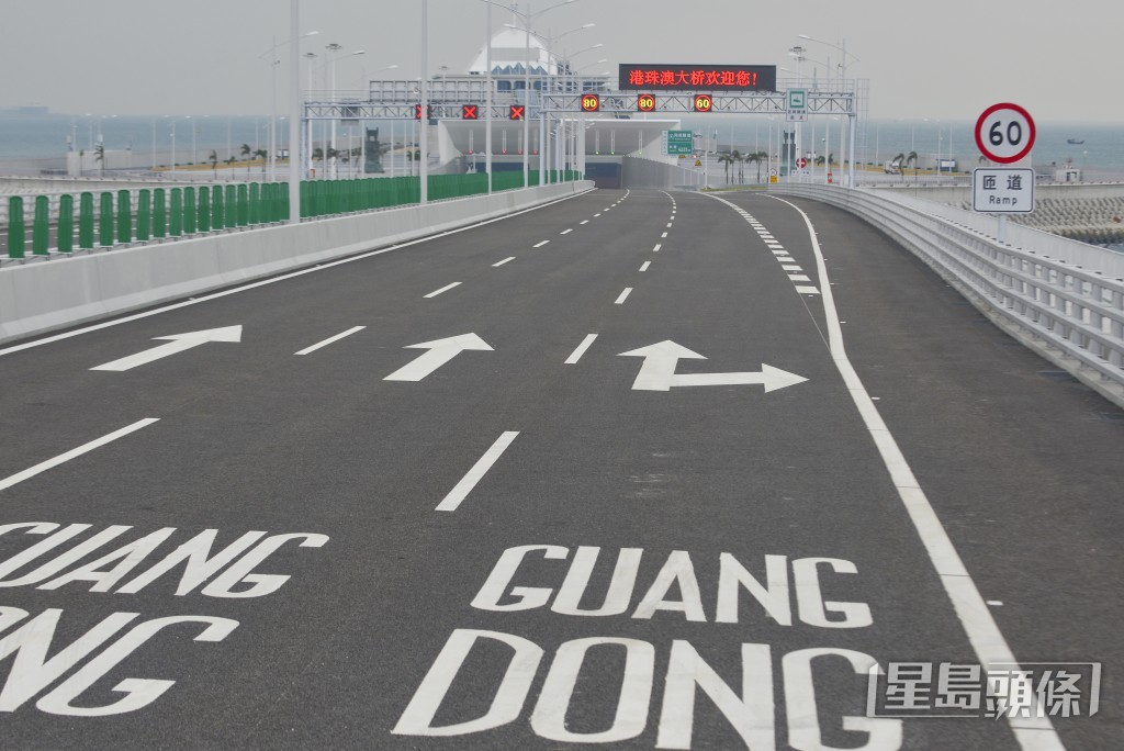 邓炳强指出港珠澳大桥香港口岸的设计容车量约为每日6万架次。资料图片