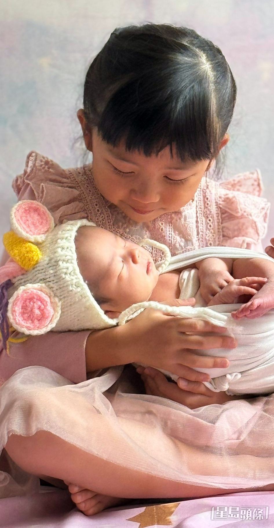 6歲小黃妃細心抱住妹妹小貴妃。 6歲小黃妃細心抱住妹妹小貴妃。