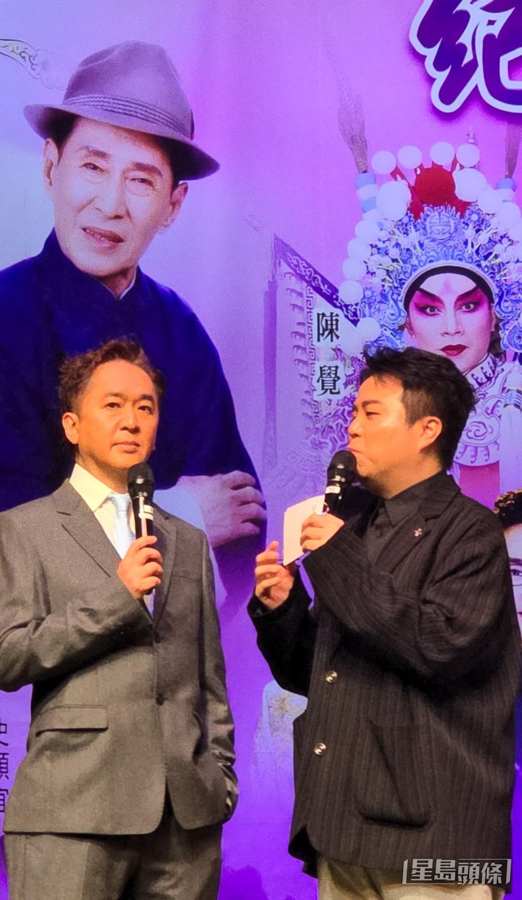 客串司儀的兆尊以一貫風騷幽默風格,拍住史順宜主持節目。 客串司儀的兆尊以一貫風騷幽默風格,拍住史順宜主持節目。