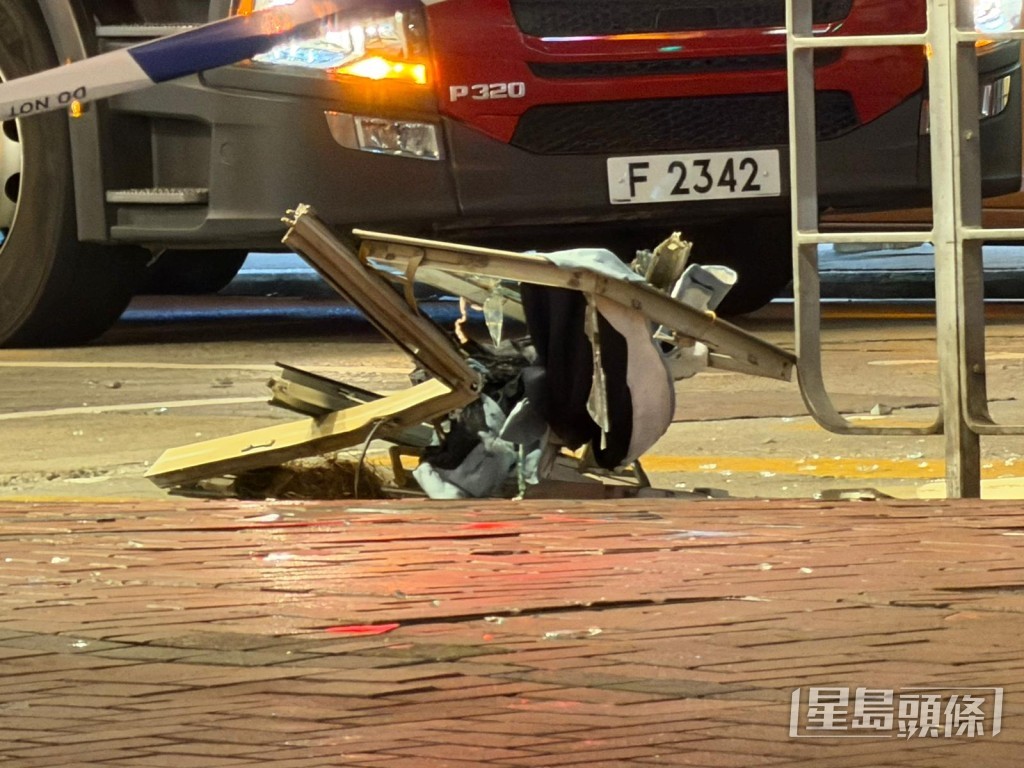 單位整幅窗框被炸開。