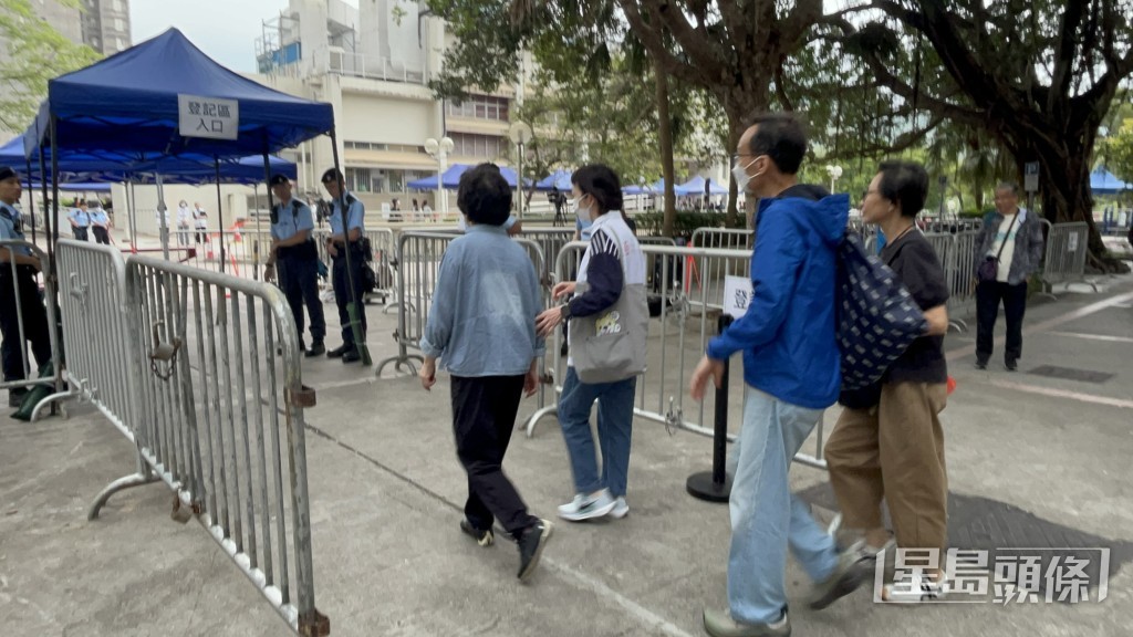 居民登記上樓執拾。楊偉亨攝