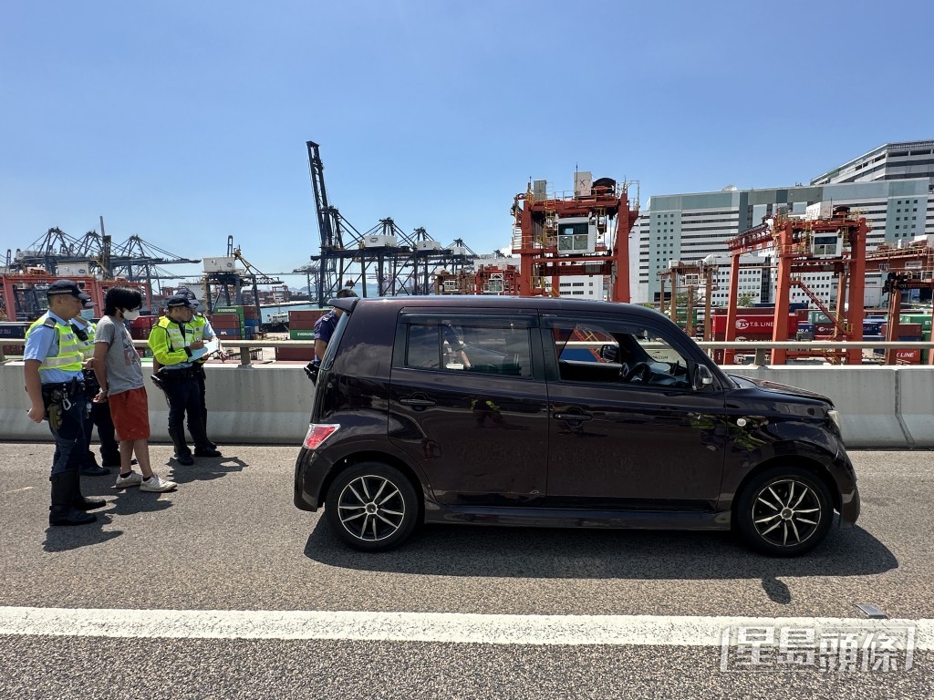 新界南交通部人员截停毒品快餐车搜出可卡因。梁国峰摄 新界南交通部人员截停毒品快餐车搜出可卡因。梁国峰摄