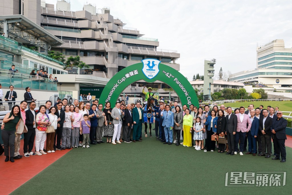 德心團體的成員在凱旋門祝捷。 德心團體的成員在凱旋門祝捷。