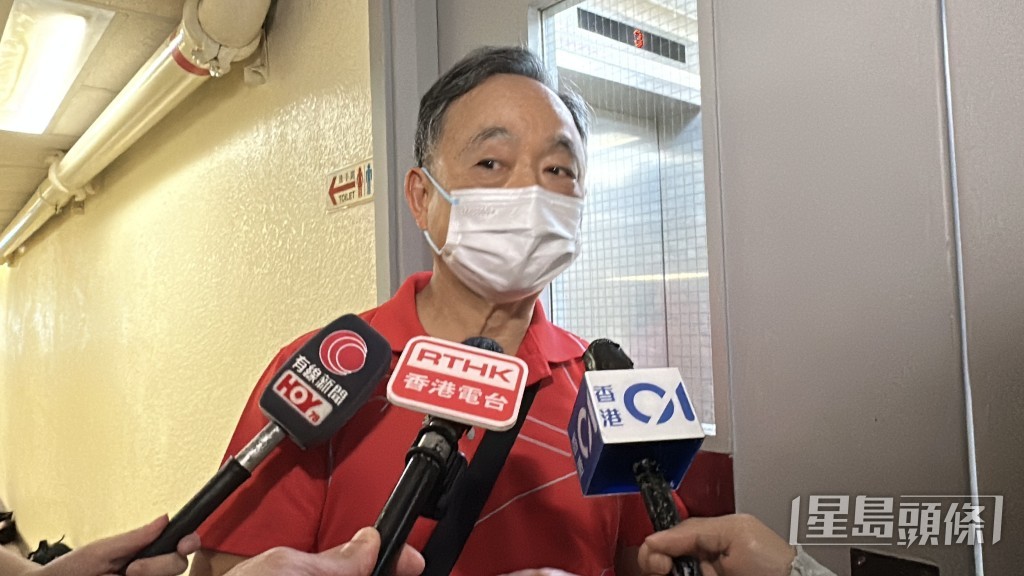 市民預約打蛇針(帶狀疱疹疫苗),但因中心沒開門,直言「咁就係行騙」。劉漢權攝 市民預約打蛇針(帶狀疱疹疫苗),但因中心沒開門,直言「咁就係行騙」。劉漢權攝