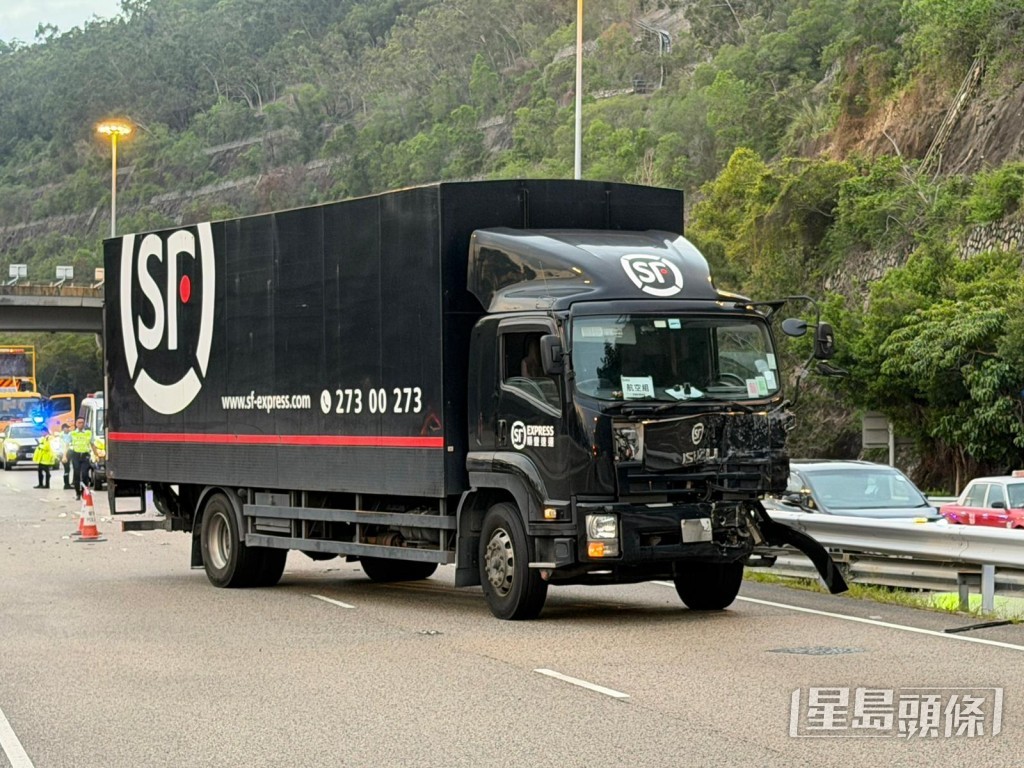 肇事密斗貨車車頭損毀。 肇事密斗貨車車頭損毀。