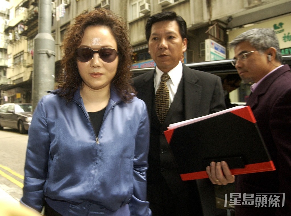 毛玉萍曾因串謀造市及妨礙司法公正等3項罪名，在2006年被判囚3年半，後來上訴獲撤銷造市罪，惟刑期不變。