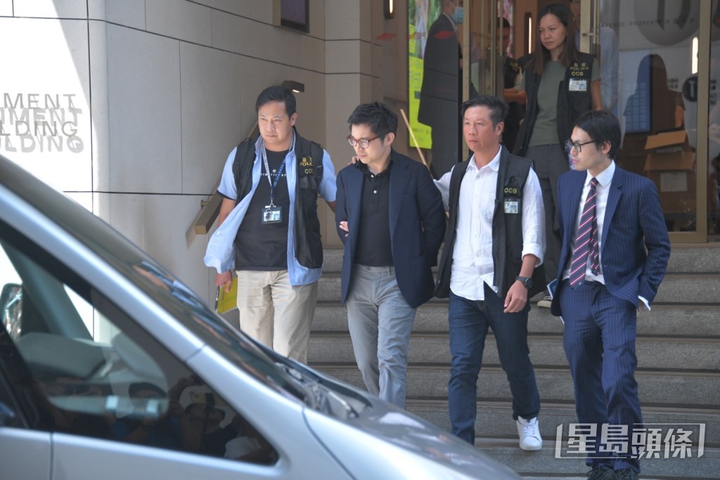 林作被押解上警方私家車。資料圖片 林作被押解上警方私家車。資料圖片