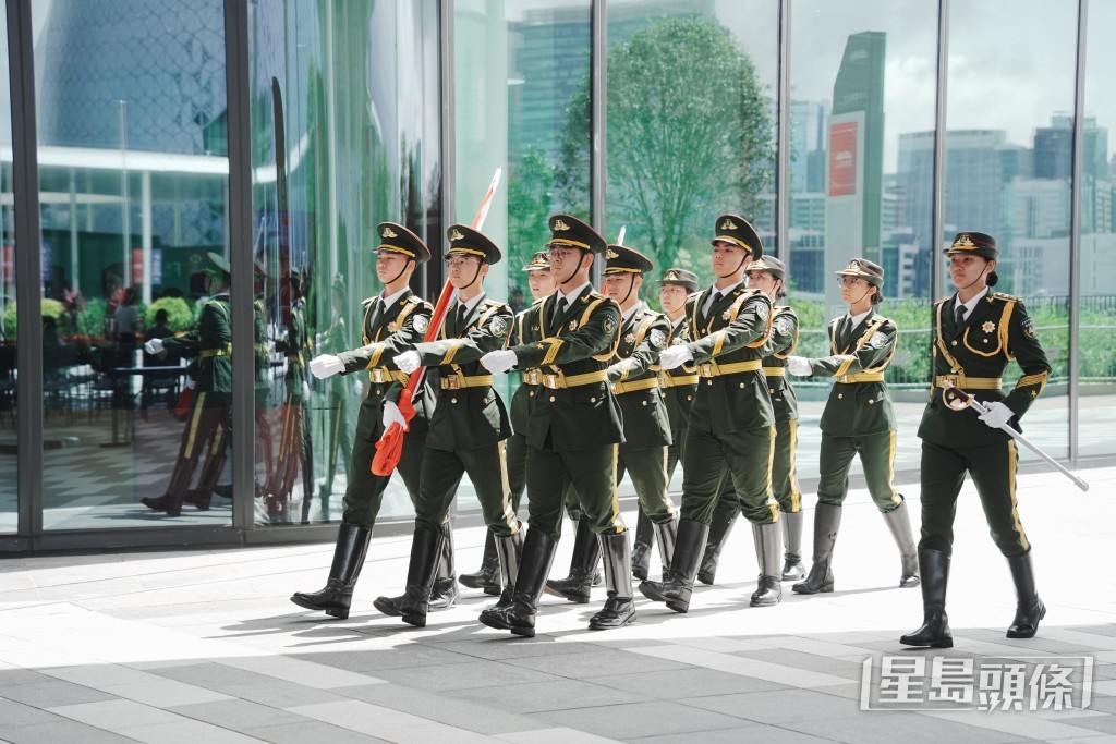 香港青少年軍總會儀仗隊以整齊步伐進場。 香港青少年軍總會儀仗隊以整齊步伐進場。