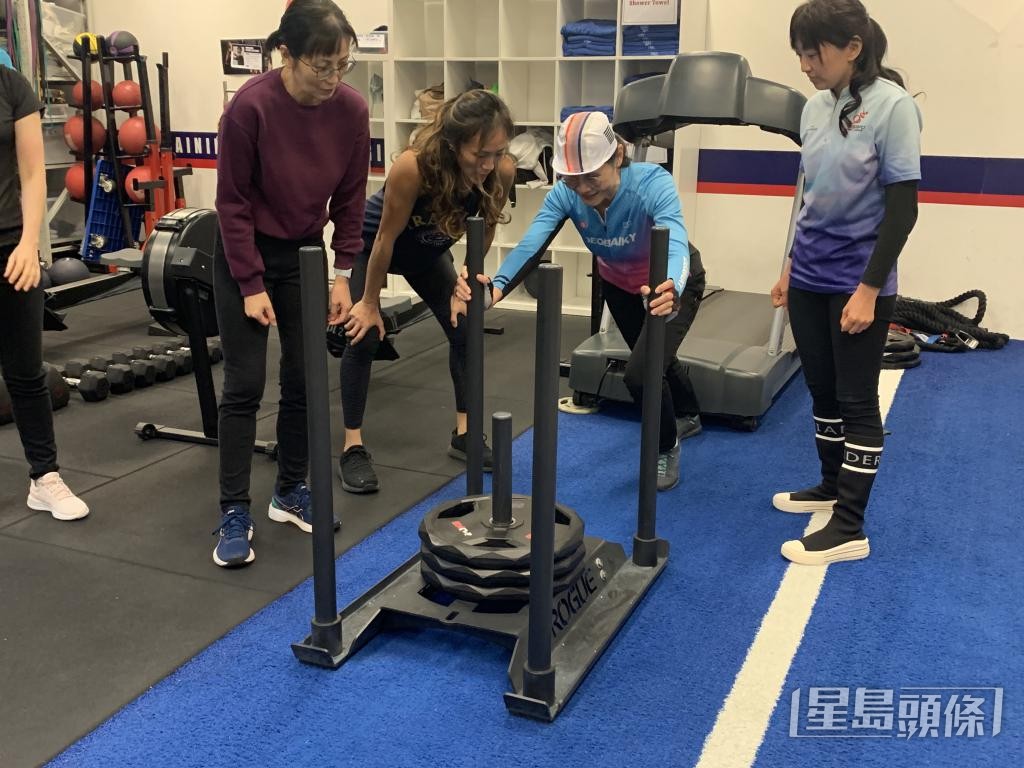教練會因應視障學員的體能狀況調整動作及強度。 受訪者提供