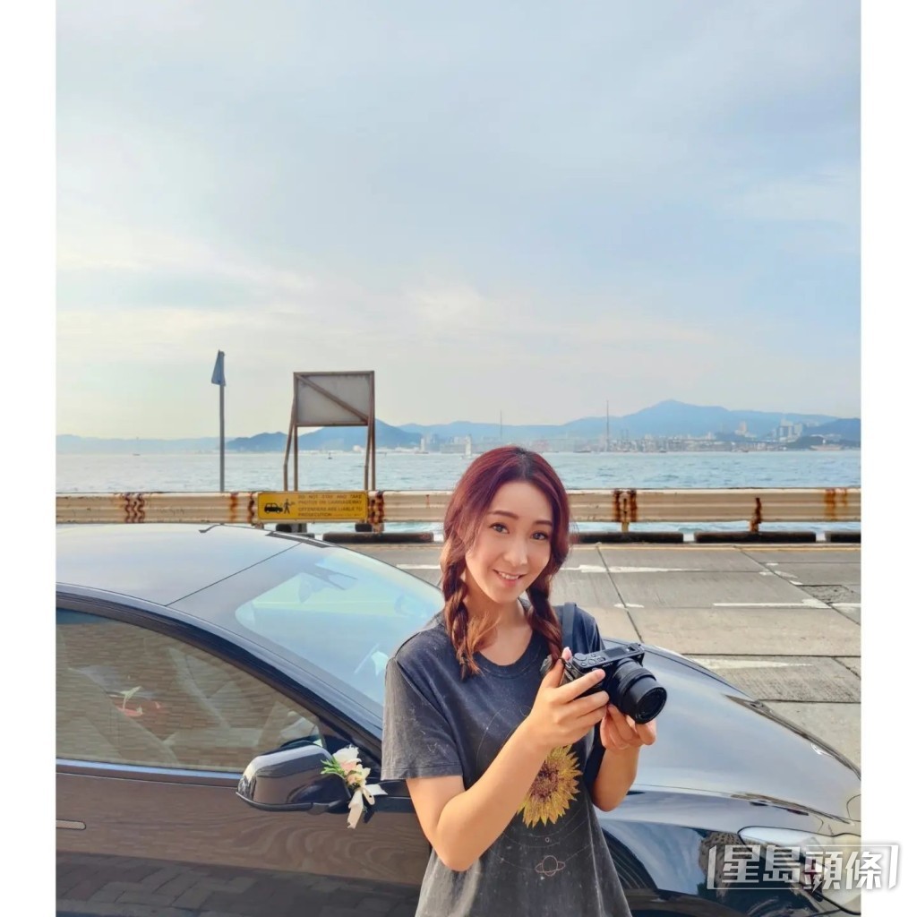 吳嘉儀爆SEED說:「#話我擺3枝送畀家人嘅護膚品喺車後座會整花佢tesla座位啲皮。」 吳嘉儀爆SEED說:「#話我擺3枝送畀家人嘅護膚品喺車後座會整花佢tesla座位啲皮。」