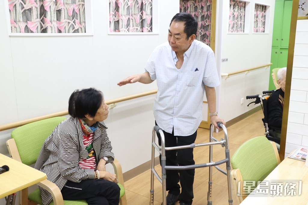 老人院創辦人了解余毛姐所需。