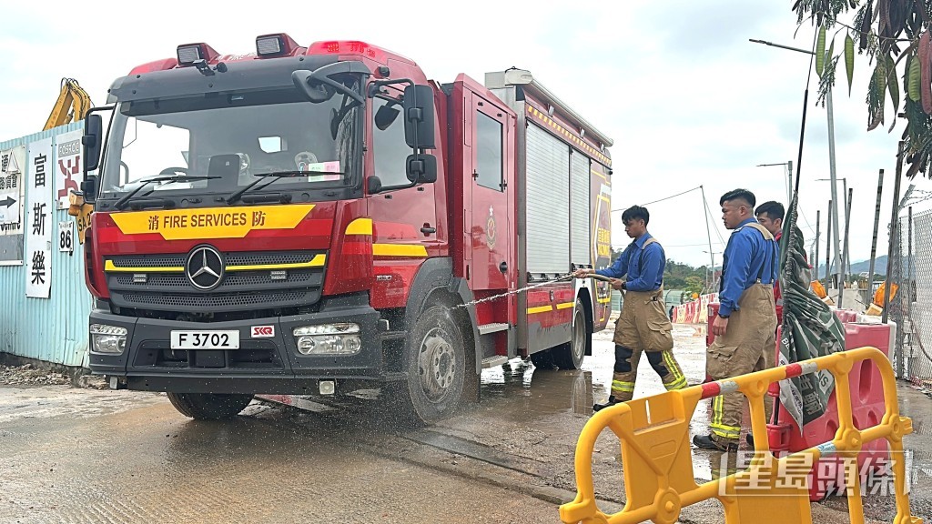 消防接報到場救人。劉漢權攝