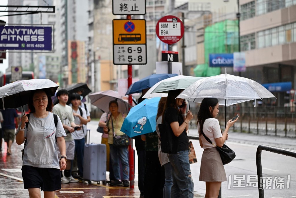 市民返工未見狼狽情況 市民返工未見狼狽情況