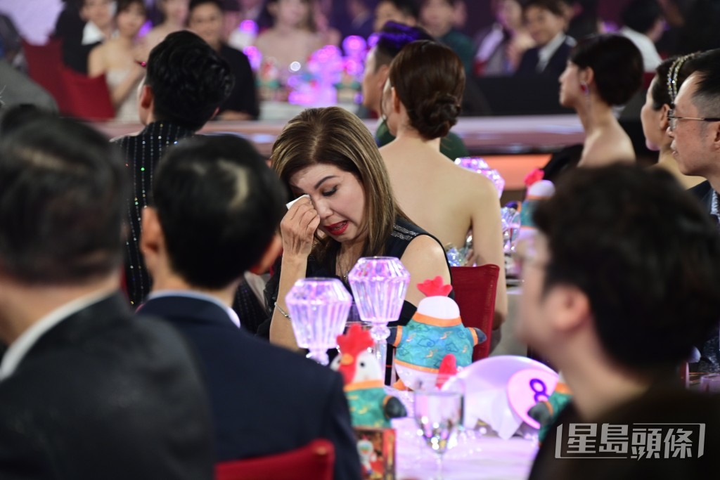 樂小姐仲抹咗幾廿秒，睇嚟好感動。