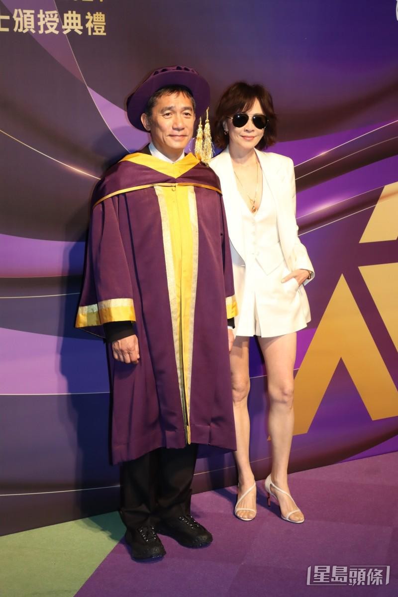 刘嘉玲穿上白色套装配衬短裤，打扮既体面又时尚。