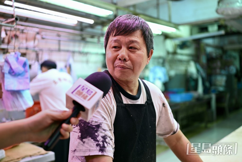 牛肉檔檔主文哥稱掛8號風球仍有肉類供應，市民毋須過分擔心。